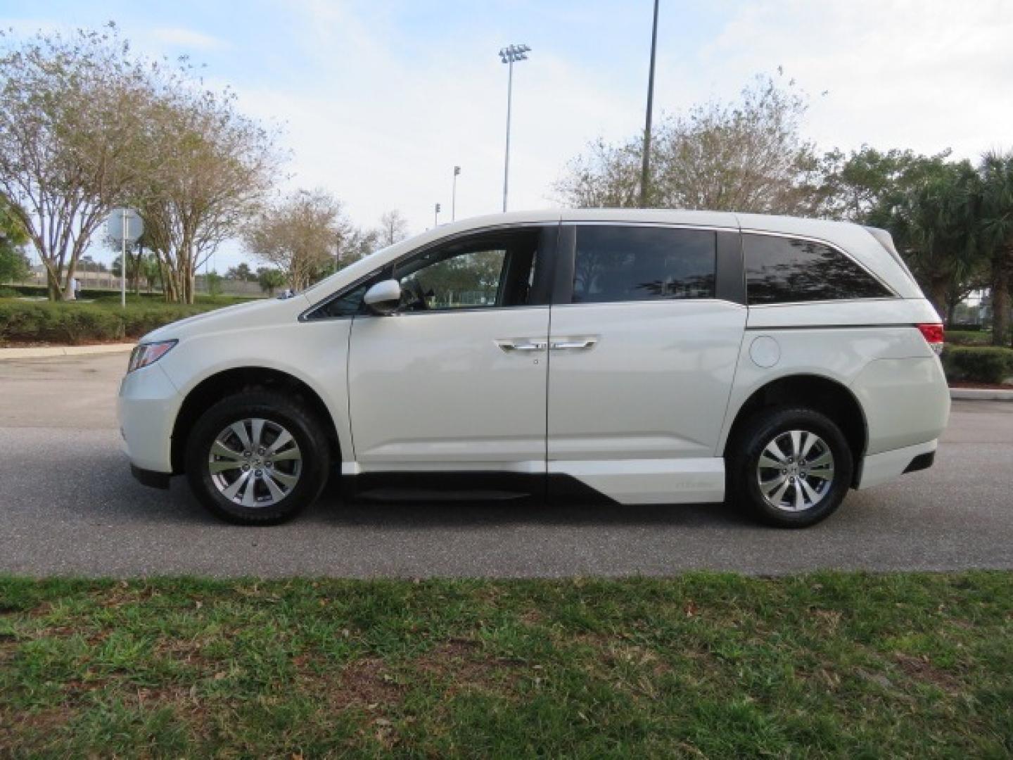 2016 White /Truffle Honda Odyssey (5FNRL5H63GB) , Automatic transmission, located at 4301 Oak Circle #19, Boca Raton, FL, 33431, (954) 561-2499, 26.388861, -80.084038 - You are looking at Gorgeous Pearl White Diamond 2016 Honda Odyssey EX-L VMI Northstar Handicap Wheelchair Conversion Van with 79K Original Miles, In-Floor Power Side Entry Ramp with Kneeling Van Function, Passenger Side 6 Way Transfer Seat, Quick Release Driver's Seat, Hand Controls, Tie Down System - Photo#12